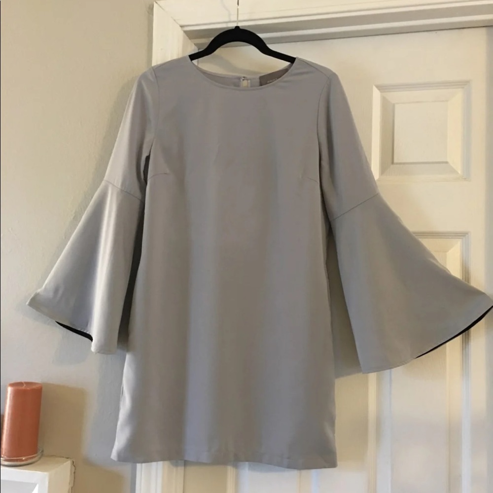 August 1 eight gray bell sleeve dress sz small